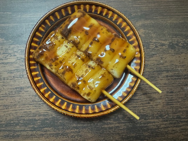 茶色いおさらに移した、にほんのみたらしだんごの写真。当然ですがやきめわつよめよりもじゃっかん少なめです
