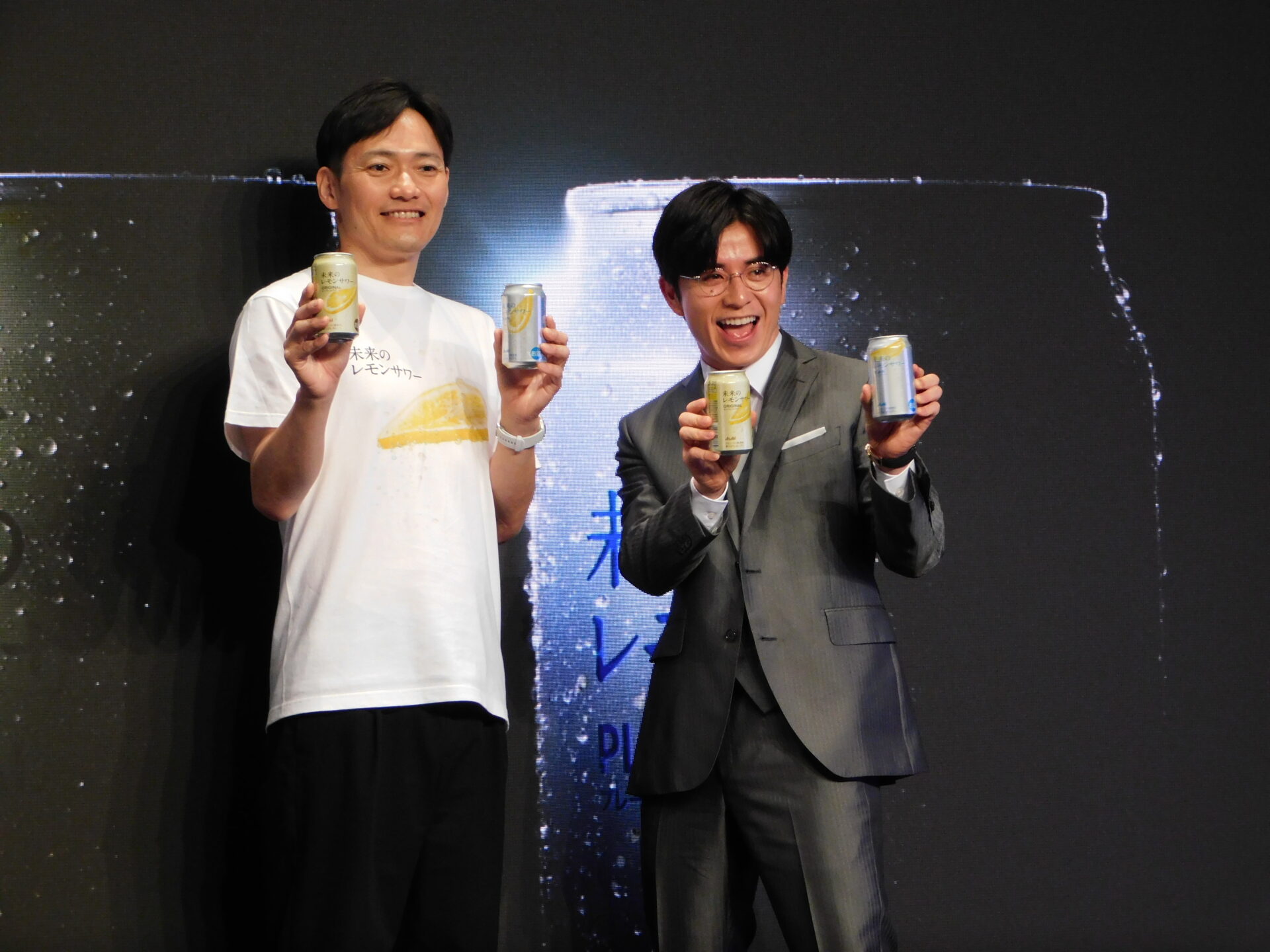 6月3日、東京・原宿で開催された発売記念イベントに登壇したアサヒビールのかじうらみずほ・マーケティング本部長とタレントの藤森慎吾氏の写真です