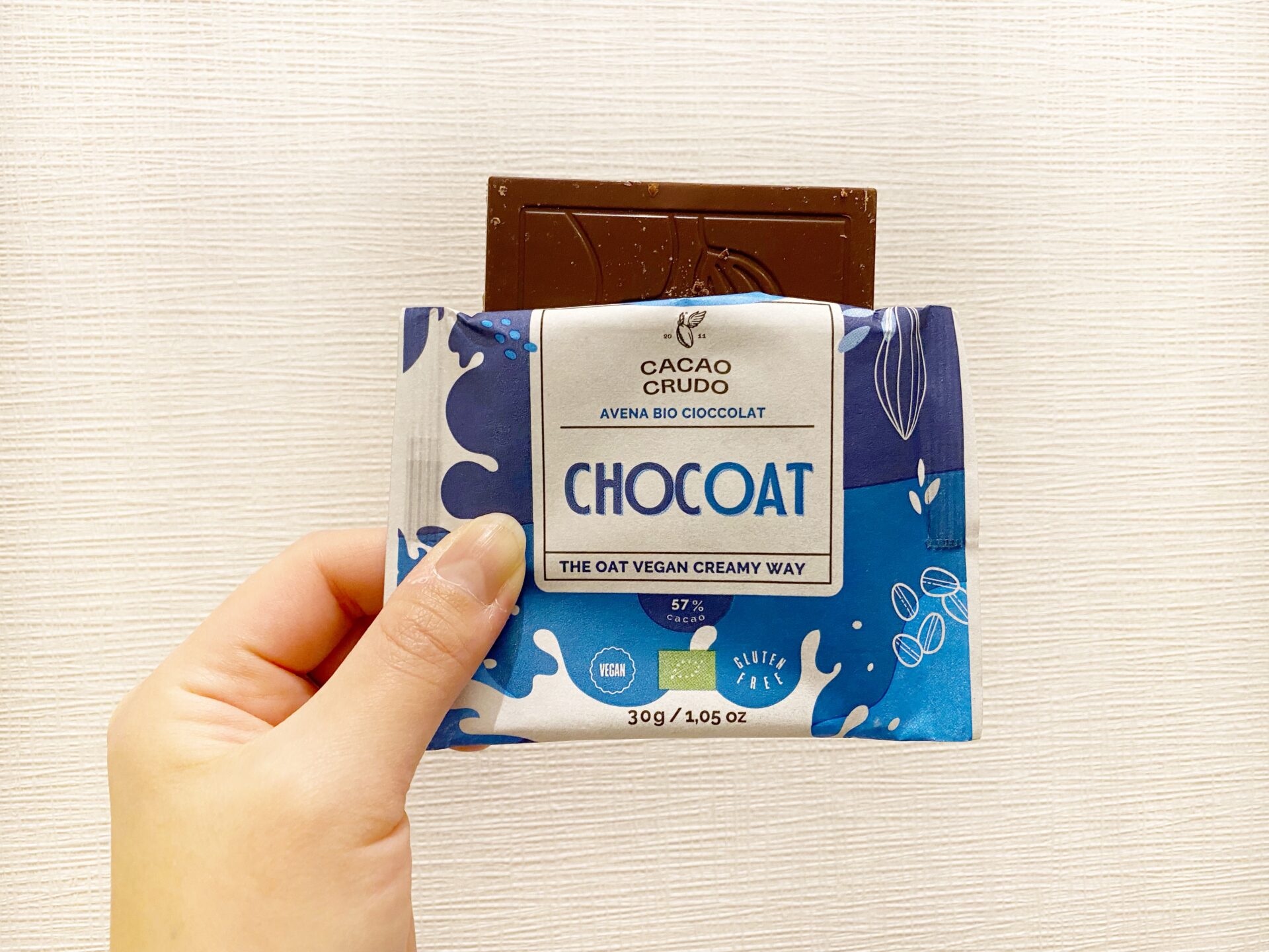 オーツミルクローチョコレートのパッケージからチョコをちょっとだした写真