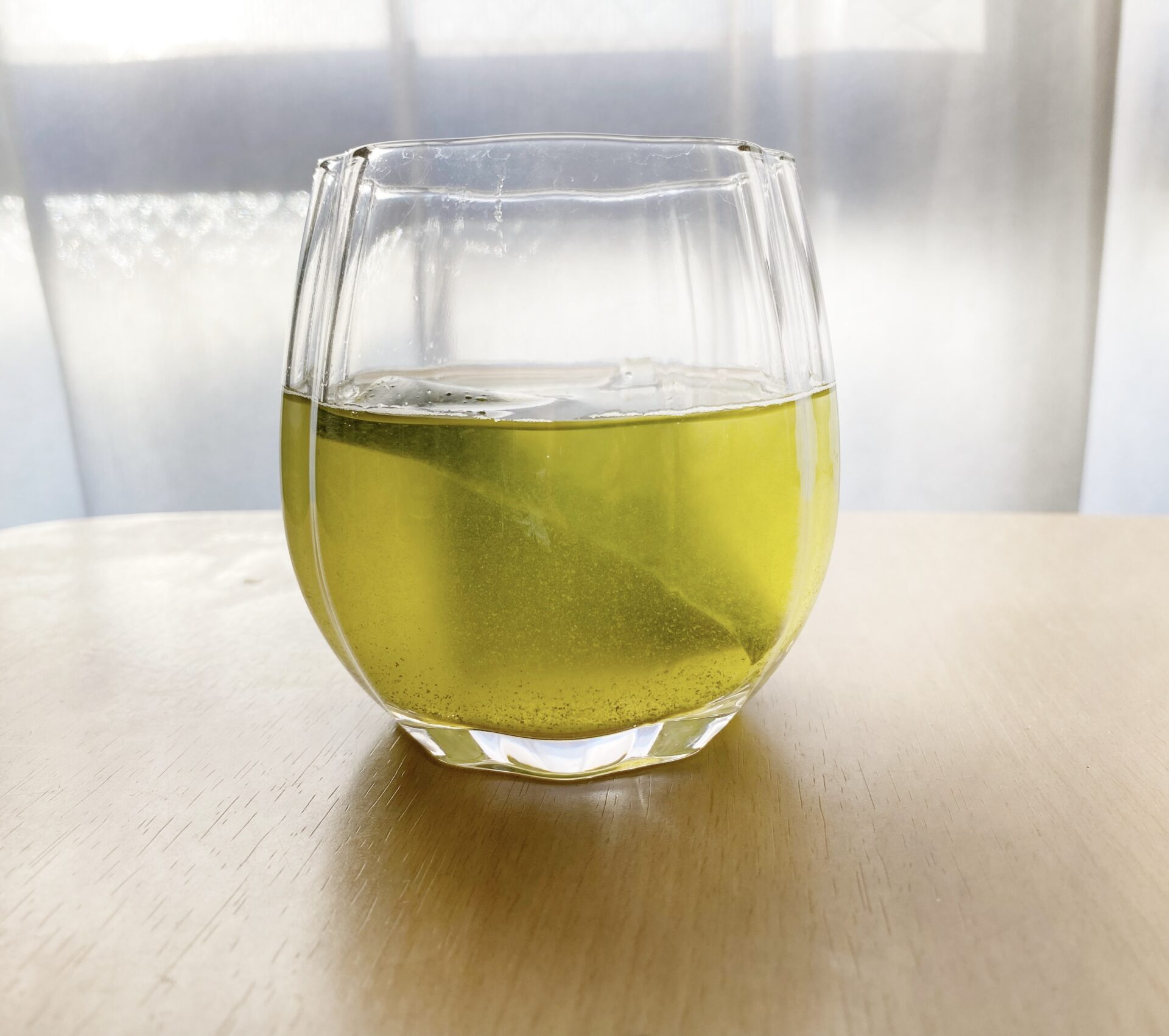 グラスにハイった水出し緑茶ゆずの写真