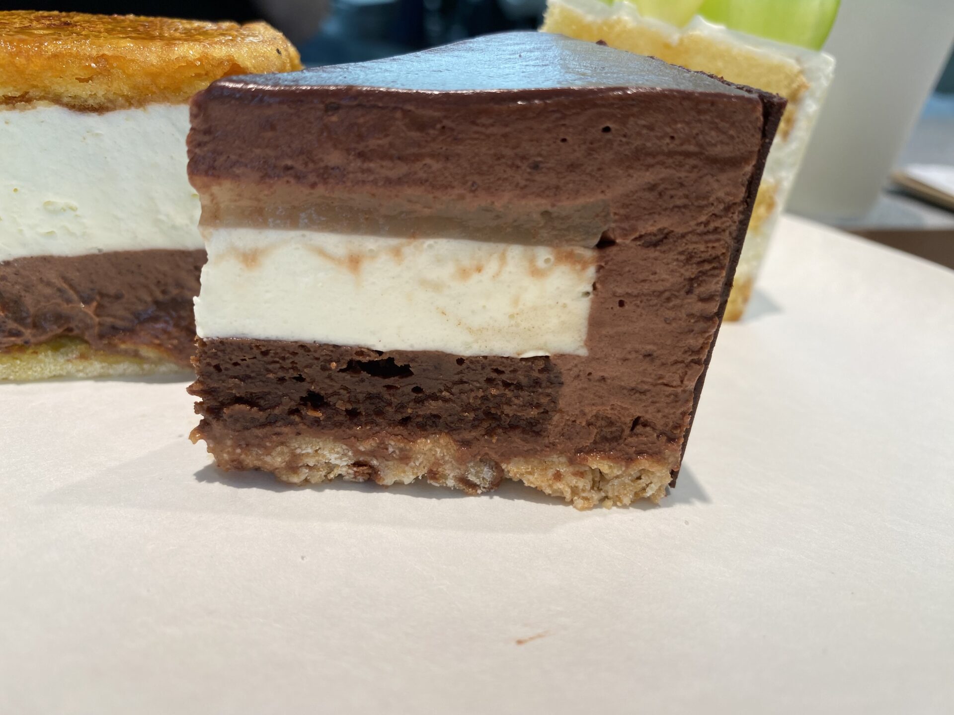 チョコレートケーキの断面の写真、白と茶色の層がきれい