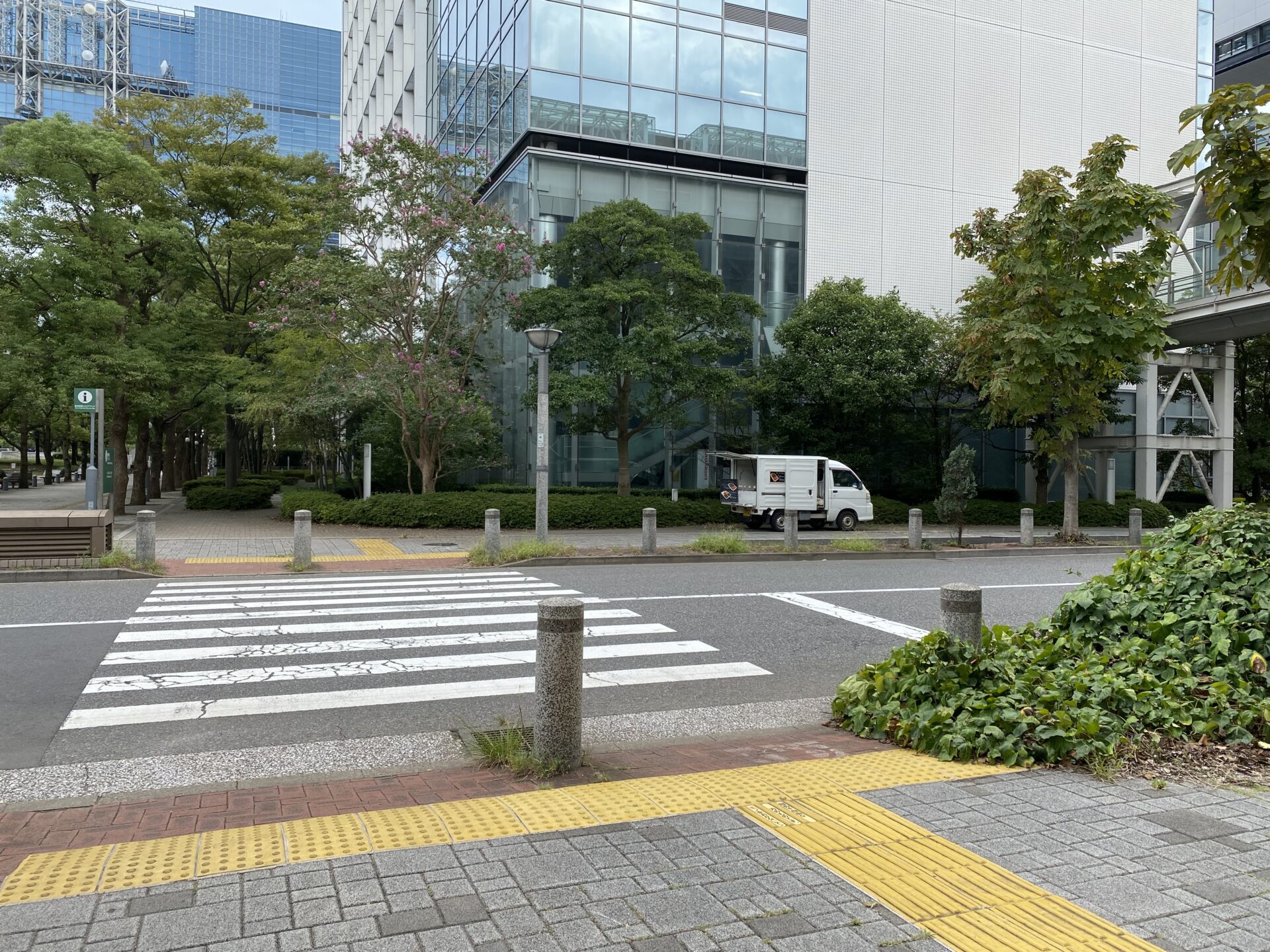 未来館とテレコムセンター駅までのあいだにある、横断歩道の写真