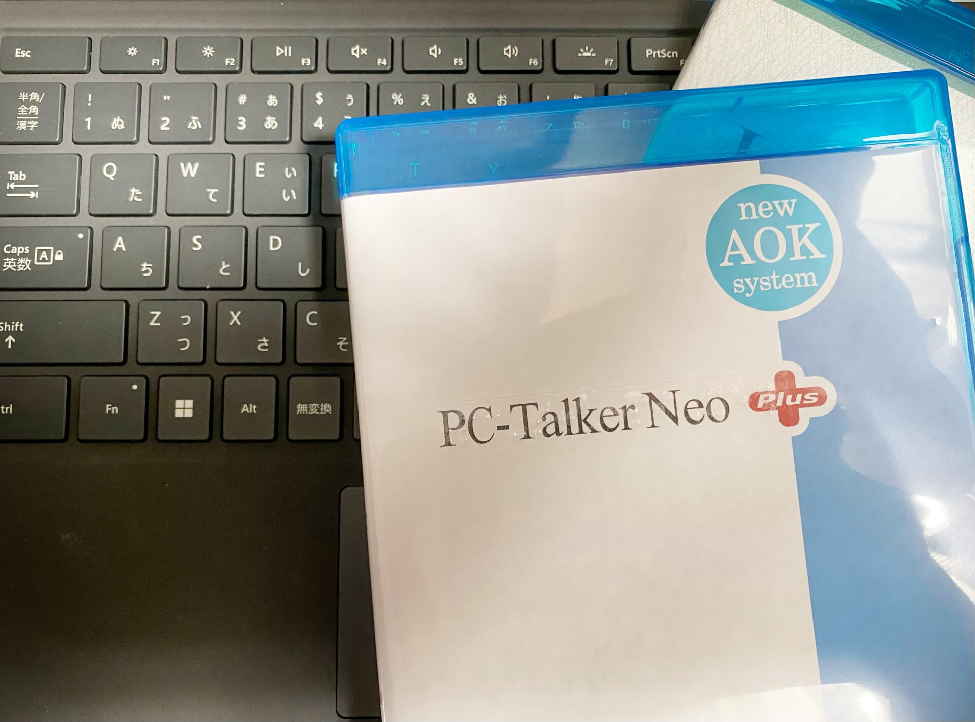 キーボードとPC Talkerのスタートアップディスクのパッケージの写真なお、本記事で紹介するキーボードはサーフェスのキーボードを使用しています