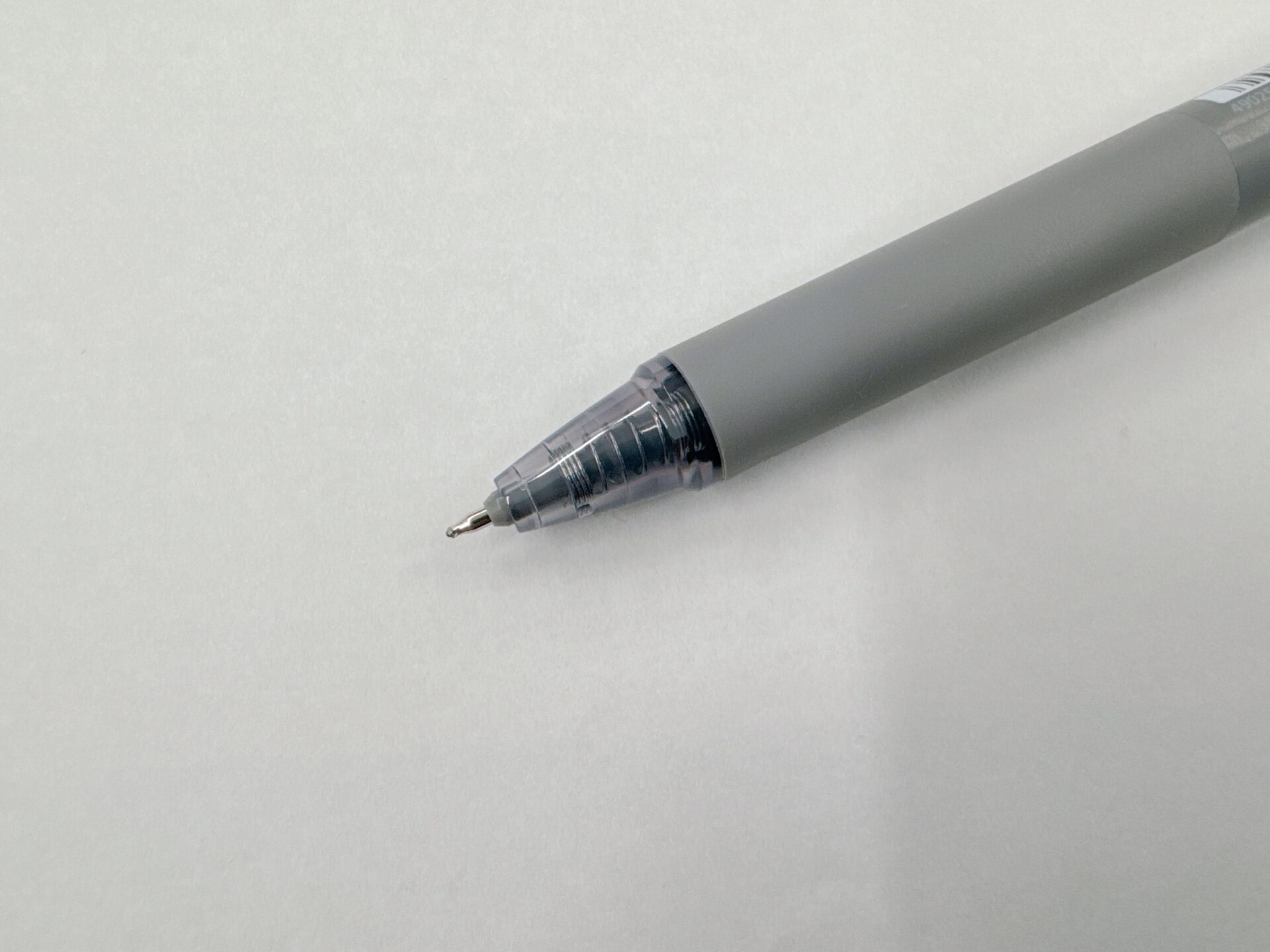 フリクションシナジーノックのペン先のクローズアップ写真。通常のボールペンよりはややするどいペンさきです。ハサミやカッターを使わずにダンボール箱を開封するときにあけやすそうな形状、といえば伝わりやすいでしょうか