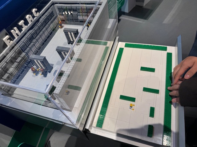 さきほどのレゴブロックのジオラマのしたの引き出し部分を引き出した様子を写した写真。レゴブロックでつくられていることは変わりませんが、ジオラマをかなり簡略化し、コンピュータがある部分だけをレゴブロックで表現しています。さわれる展示になっているので、視覚障害当事者もさわってその大きさを体感できるようになっています