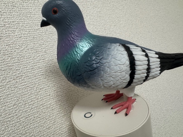 ディスペンサーの鳩の部分をクローズアップした写真。ホワイトのスタイリッシュなディスペンサーのうえに乗っている鳩。ハネの様子とかもしっかり再現されています。鳩のクオリティがやたら高いので、苦手な人にわおすすめしません