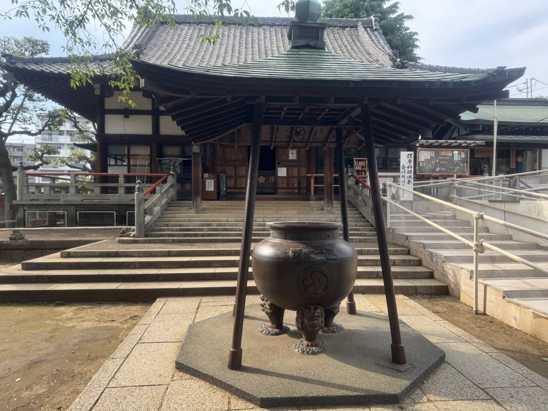 境内のまえの写真。ゆるやかな階段のさき、写真のみぎおくに札所(ふだしょ)があります