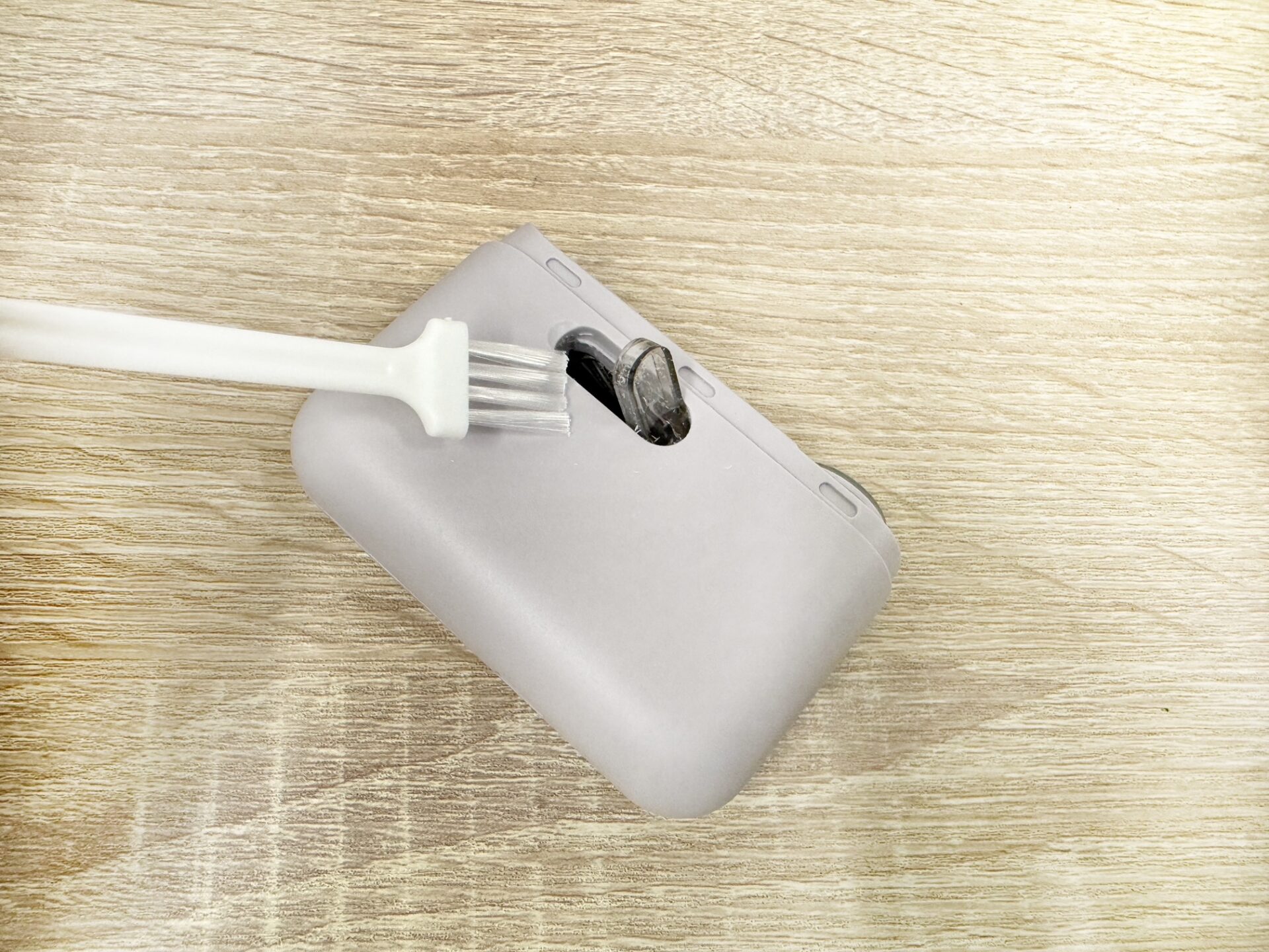 本体のこまどを開けている写真。いっしょに映っているのは付属している白い小さなブラシです