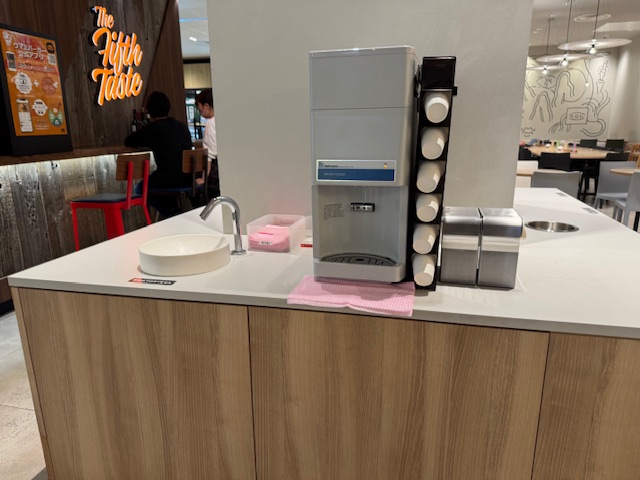 フードコート内の、セルフでとるおみずのコーナーのとなりにある、小さな手を洗うスペース。タオルなどはついていないので、ハンカチがあるといいです