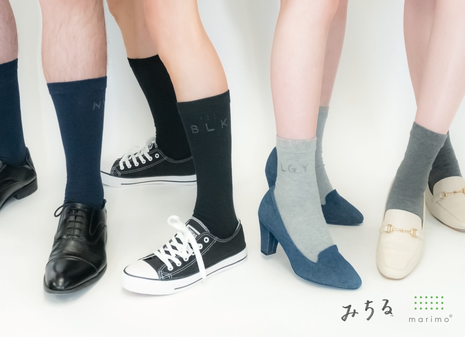 靴下専門商社のマリモから発売された靴下をはいた男女の足元の写真。靴下には色の英語めいを３文字に短縮した点字とローマ字が浮き出た文字でハイっていて、さわることで色がわかるようになっています。