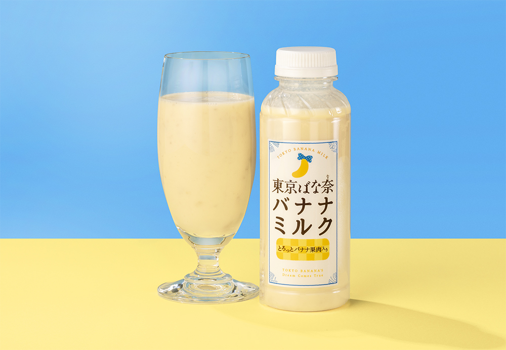 東京ばな奈バナナミルクの商品画像。バナナジュースのような薄いキイロの飲みものです。透明のちいさめのペットボトルにハイっています