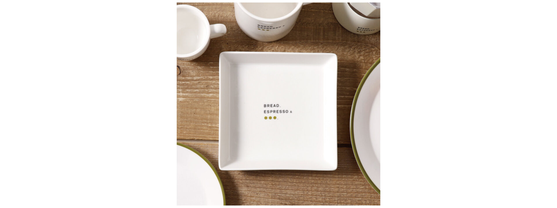 フレンチトーストプレートの写真。四角い白いお皿の中央にロゴがプリントされています