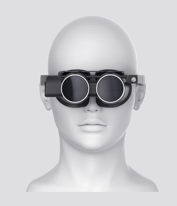 スマートグラスを装着したときの正面のイメージ画像。正面からみると、眼科の視力検査でレンズを入れて使う、あの黒いメガネのようにも見えます